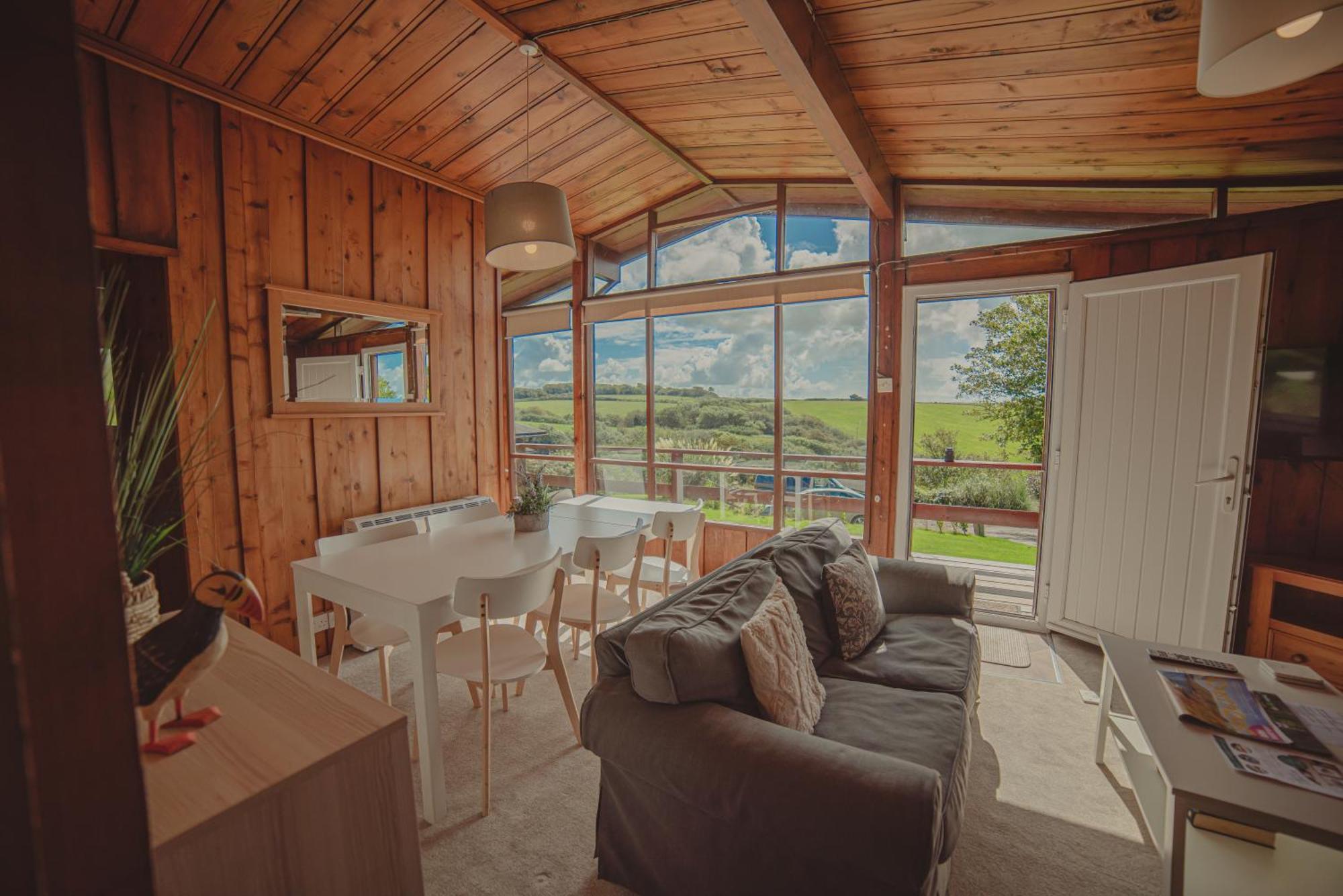 Timber Hill Self Catering Cedar Lodges Broad Haven Eksteriør billede
